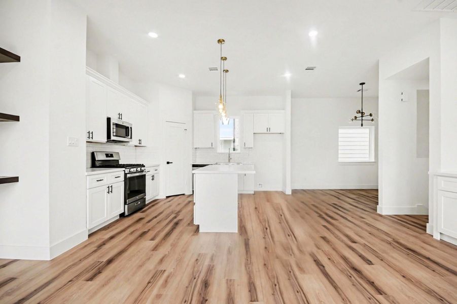 Spacious, unfurnished interior of a new home in , Houston (Image 28).