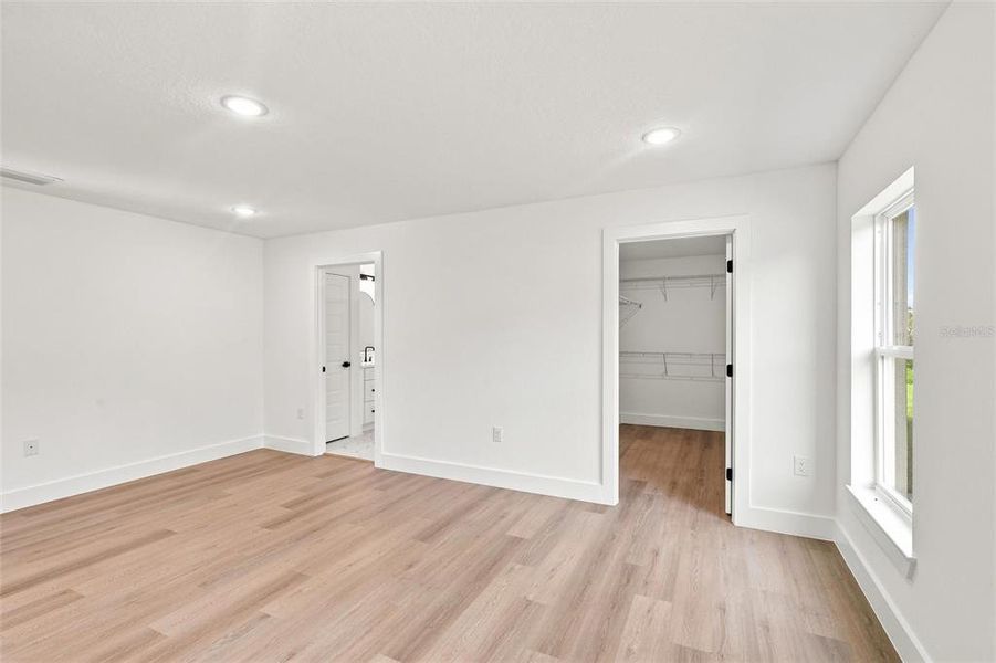 Spacious, unfurnished interior of a new home in , Sebring (Image 41).