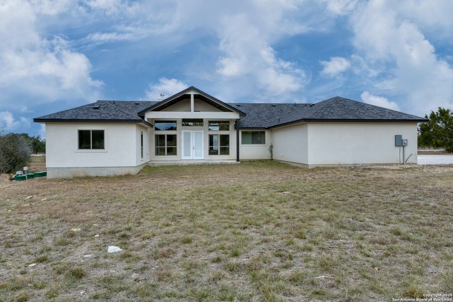 Exterior details and patio area of a home in , Bandera (Image 4).