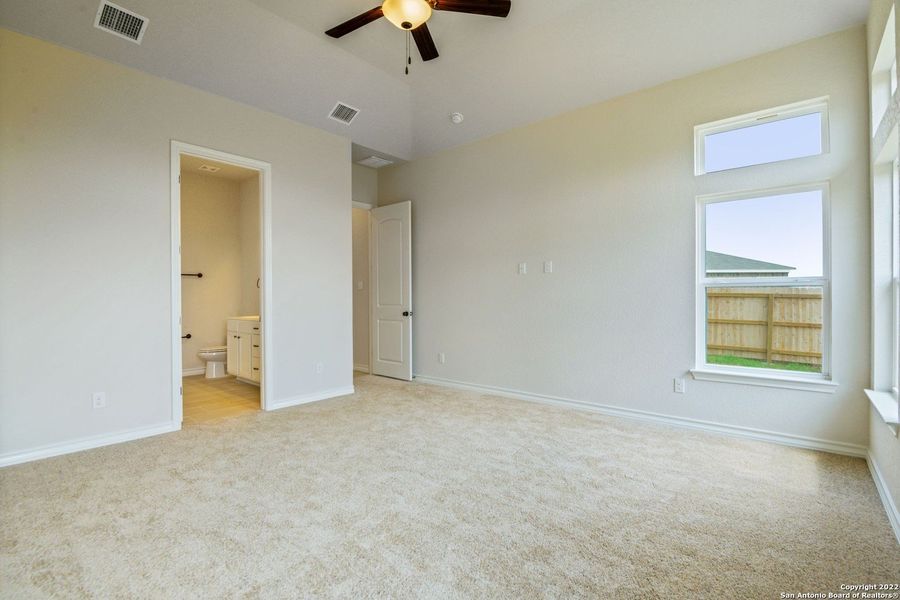 Spacious, unfurnished interior of a new home in Comanche Ridge, San Antonio (Image 24).
