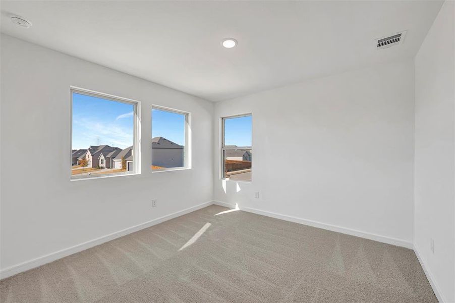 Spacious, unfurnished interior of a new home in Rolling Ridge, Van Alstyne (Image 35).