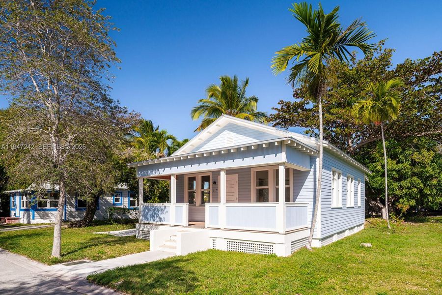 Exterior details and patio area of a home in , Coral Gables (Image 3).