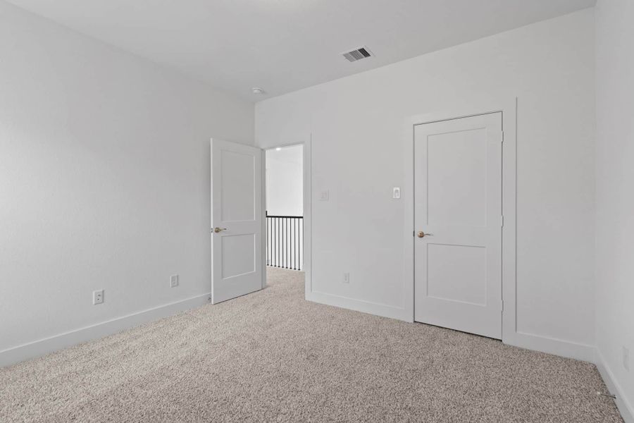 Spacious, unfurnished interior of a new home in Wood Leaf Reserve, Tomball (Image 36).