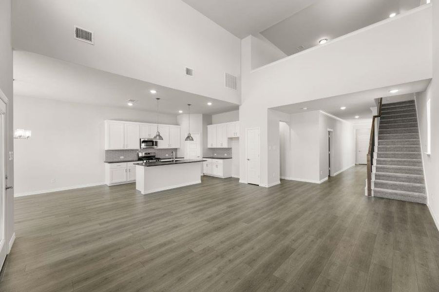 23. 252 Bright Alcove - Family (4) 23. 252 Bright Alcove - Family (4)