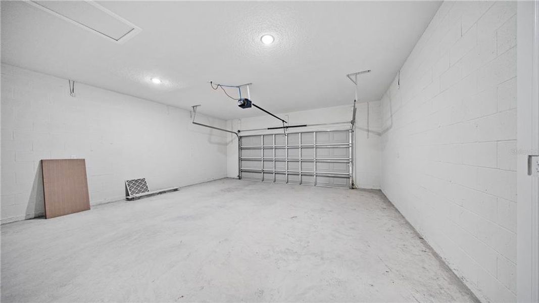 Spacious, unfurnished interior of a new home in , Ocala (Image 41).
