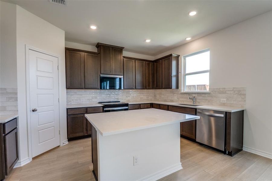 Furnished interior view inside a new home in Cottonwood Creek, Seagoville (Image 4). Furnished interior view inside a new home in Cottonwood Creek, Seagoville (Image 4).