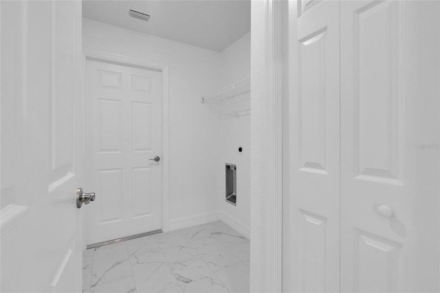 Spacious, unfurnished interior of a new home in , Cape Coral (Image 27).