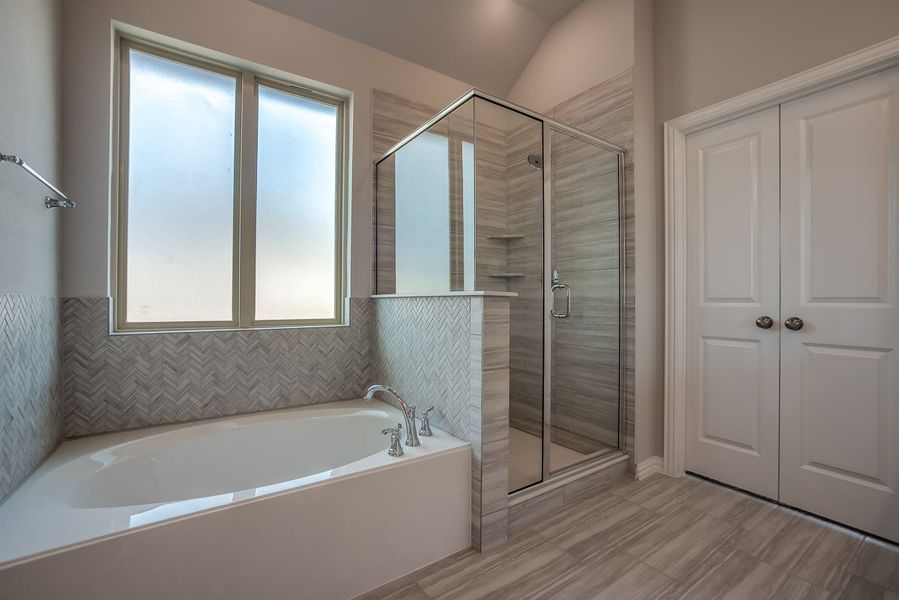 Plan 1681 Primary Bathroom Representative Image