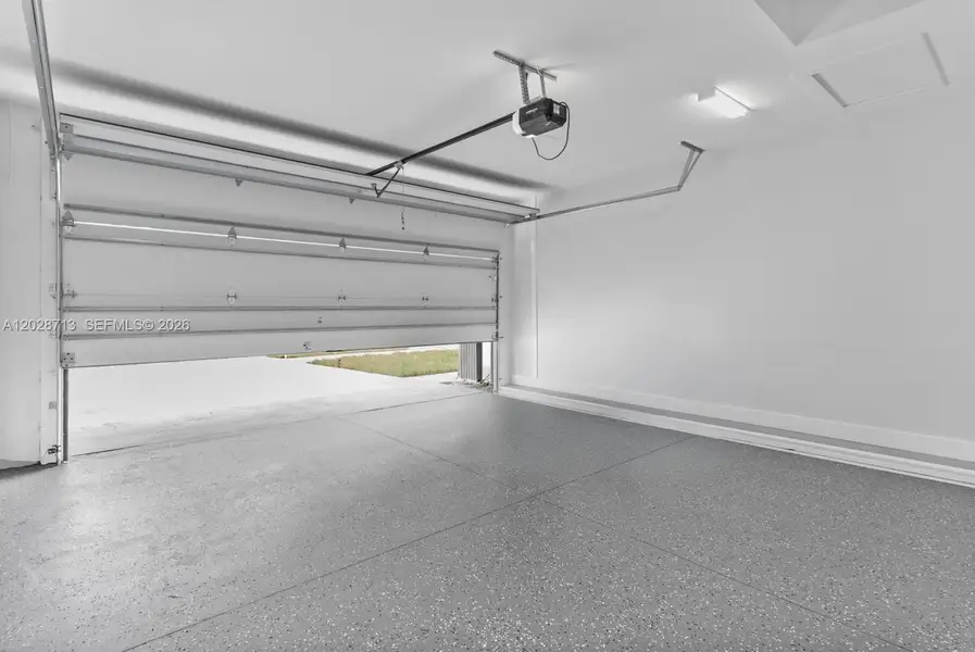 Spacious, unfurnished interior of a new home in , Tampa (Image 29).