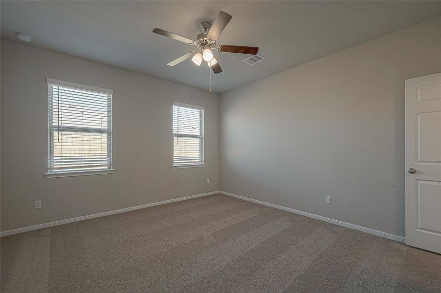 Spacious, unfurnished interior of a new home in , Iowa Colony (Image 24).
