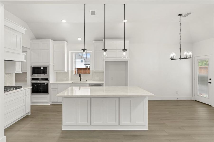07. 732 Golden Galaxy - Kitchen