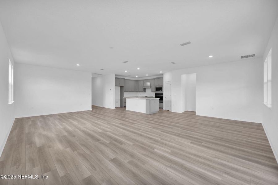 Spacious, unfurnished interior of a new home in Hyland Trail, Green Cove Springs (Image 20).