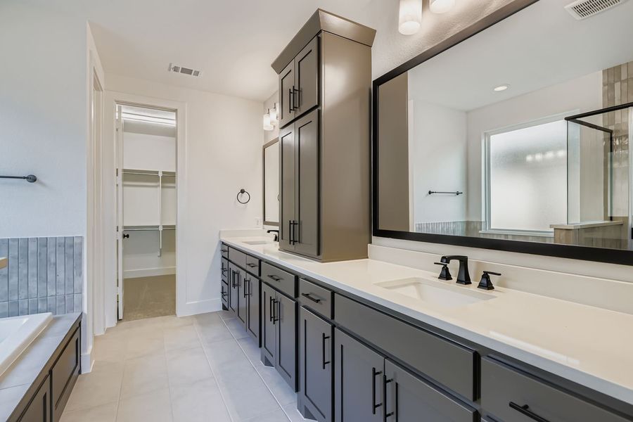 2608 Cedar - Primary Bathroom