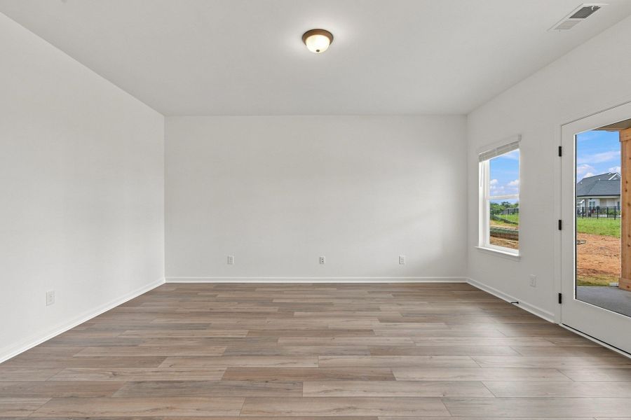 Spacious, unfurnished interior of a new home in The Oaks, Clarksville (Image 14).