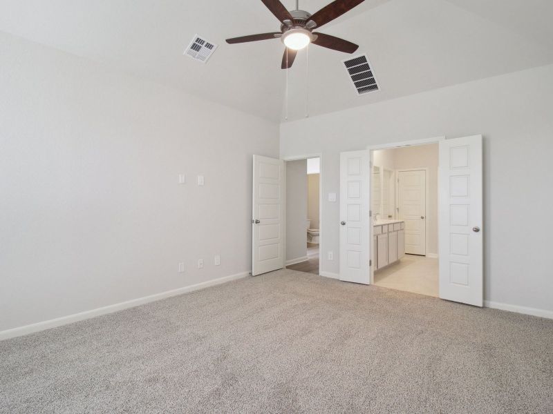Spacious, unfurnished interior of a new home in Arcadia Ridge - Classic Series, San Antonio (Image 12).