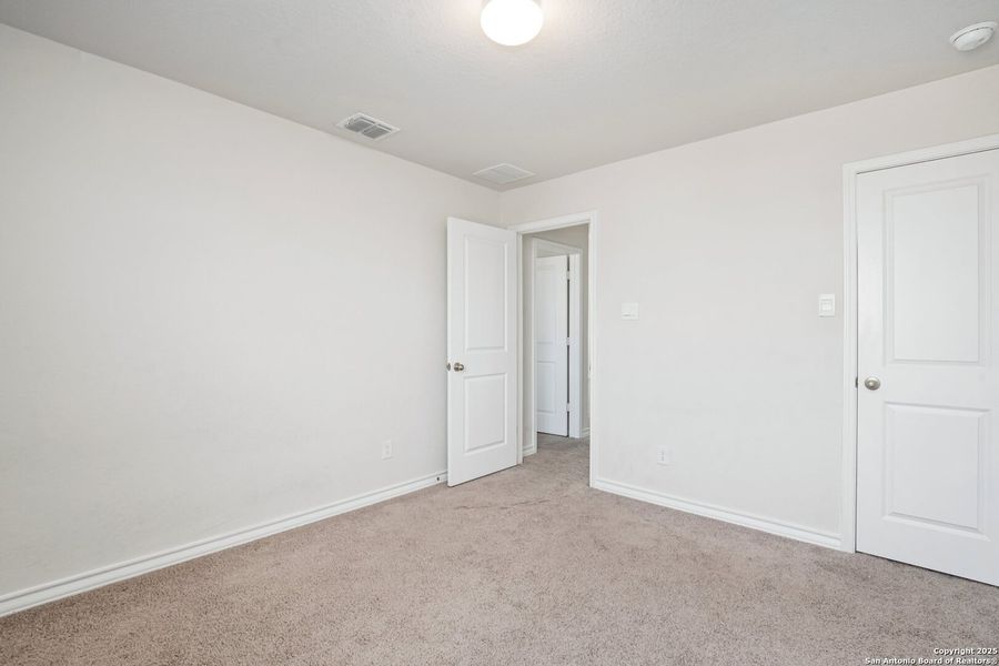 Spacious, unfurnished interior of a new home in Laurel Vistas, San Antonio (Image 15).