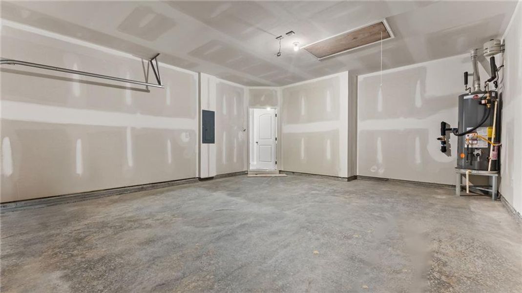 Spacious, unfurnished interior of a new home in Villages at Cedar Hill, Dallas (Image 15).