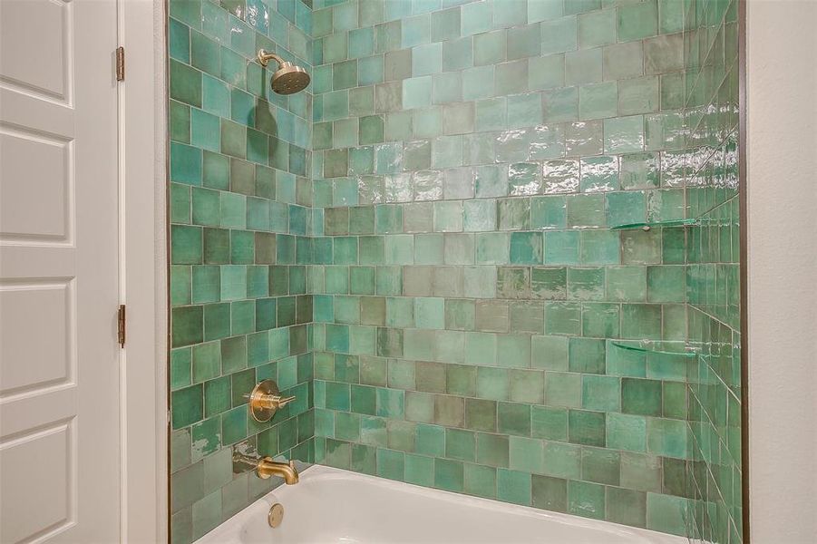 Bathroom with tiled shower / bath combo