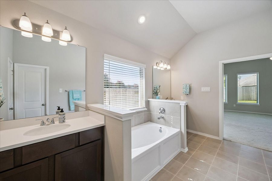Another view of the bathroom.