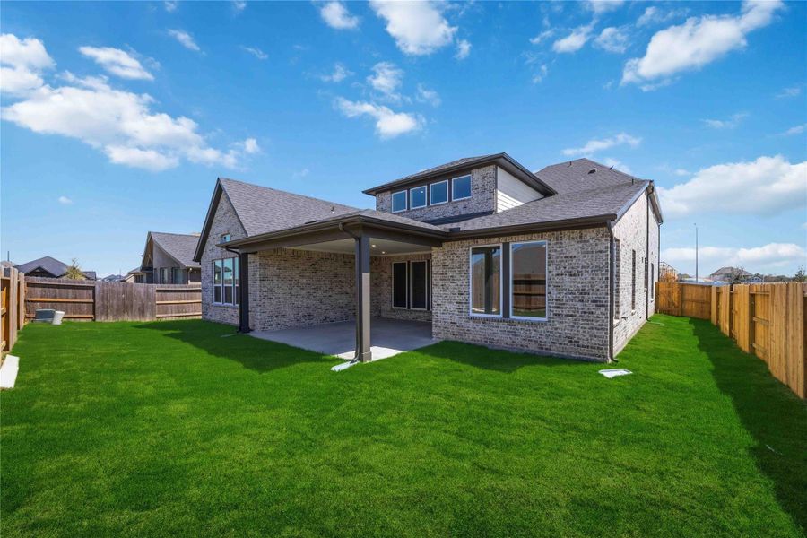 Exterior details and patio area of a home in Valencia, Manvel (Image 24).