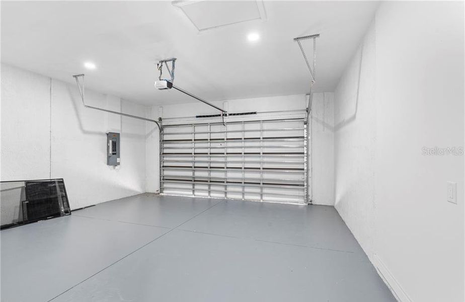 Spacious, unfurnished interior of a new home in , Cape Coral (Image 28).