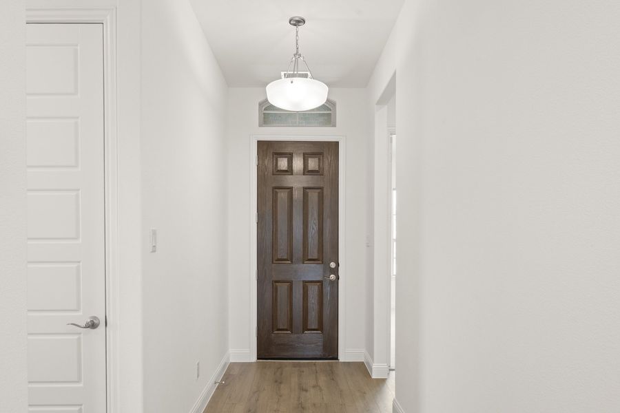 Spacious, unfurnished interior of a new home in Oak Ridge Park, Corinth (Image 15).