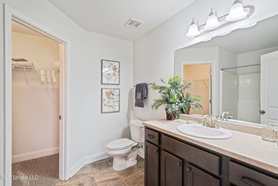 Representative furnished interior of a home built from the 1425 by Adams Homes in Sandy Creek, Pace (Image 13). Representative furnished interior of a home built from the 1425 by Adams Homes in Sandy Creek, Pace (Image 13).