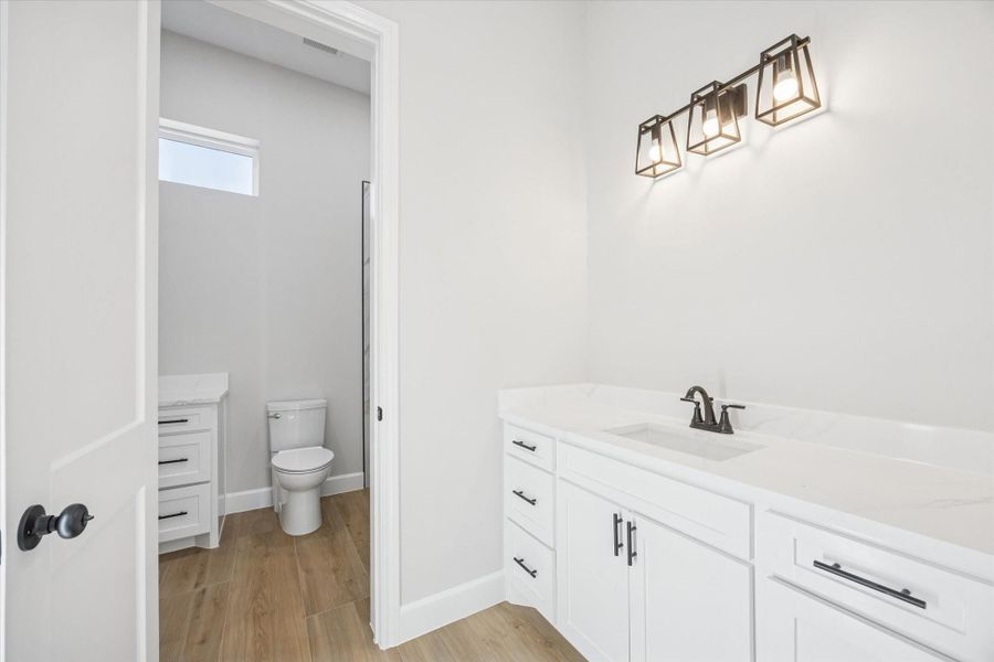 Hollywoood bath for bedrooms 3 and 4