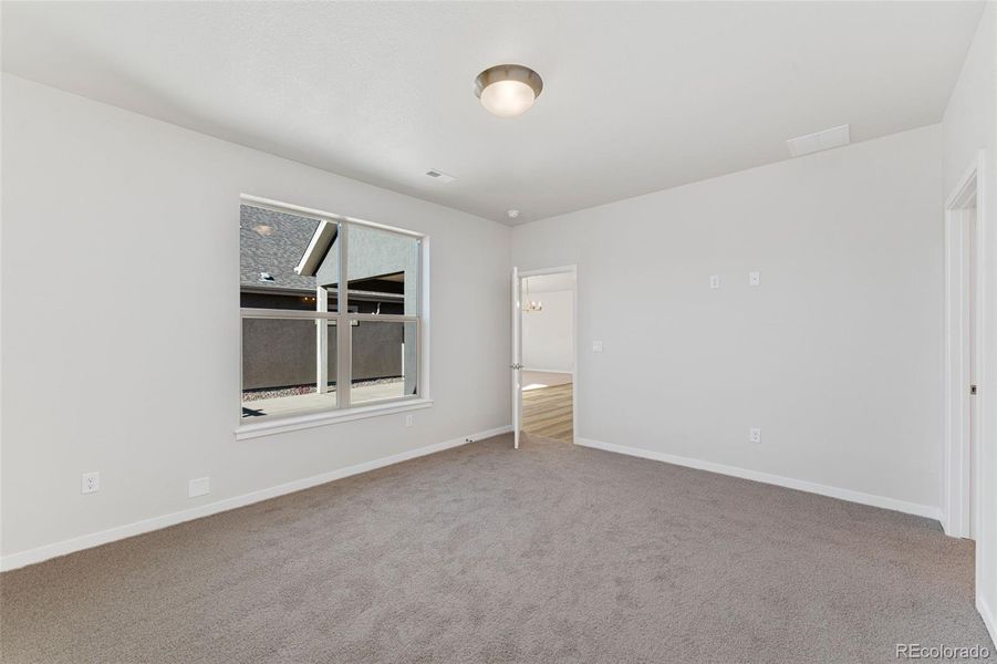 Spacious, unfurnished interior of a new home in The Courtyards at Lupton Village, Fort Lupton (Image 23).