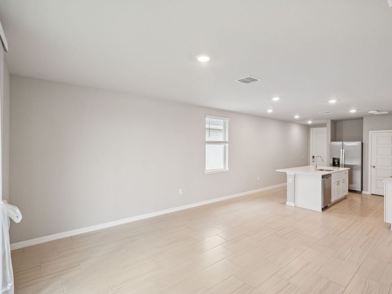 Spacious, unfurnished interior of a new home in Crescent Lakes - Premier Series, Punta Gorda (Image 9).