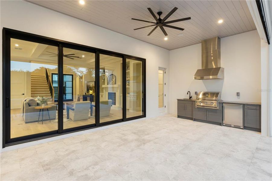 Exterior details and patio area of a home in Lake Sheen Sound, Orlando (Image 3).