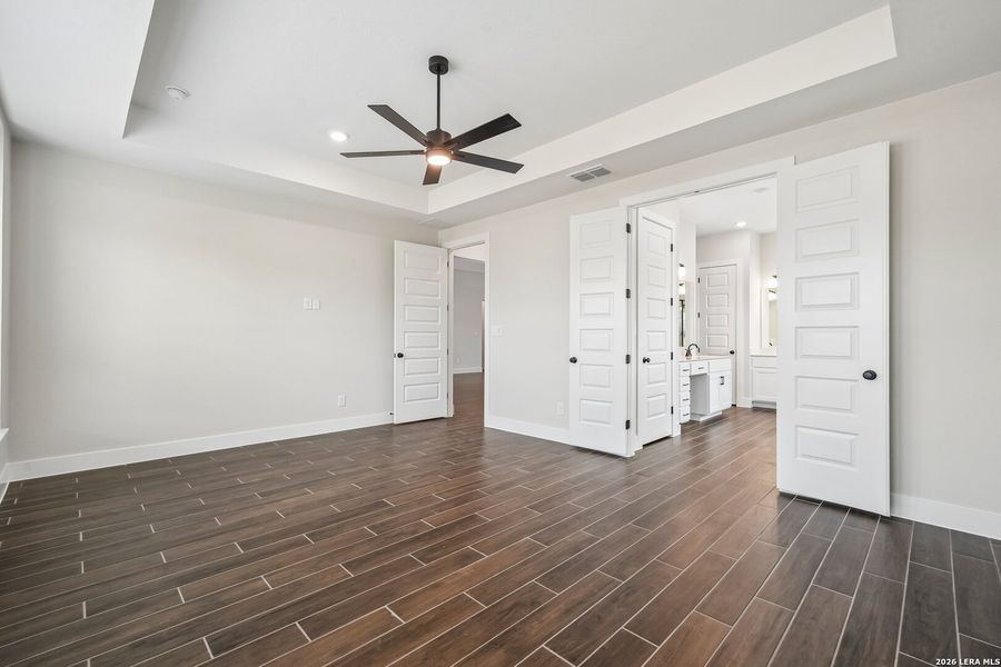 Spacious, unfurnished interior of a new home in Village at Three Oaks, Seguin (Image 13).