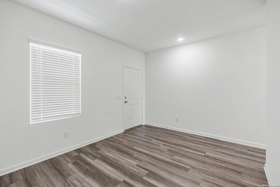 Spacious, unfurnished interior of a new home in Hennersby Hollow, San Antonio (Image 31).