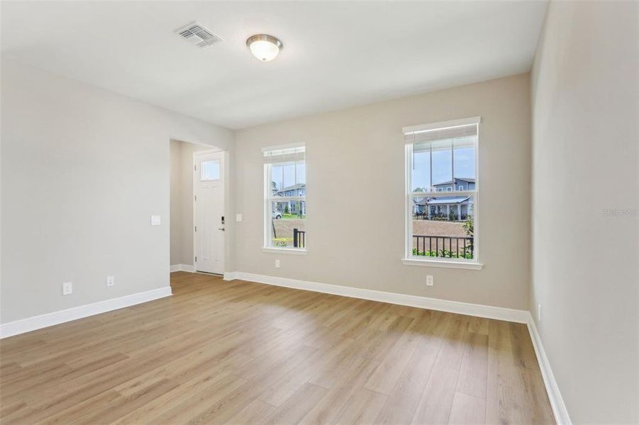 Spacious, unfurnished interior of a new home in Silverleaf Reserve Bungalows, Winter Garden (Image 21).