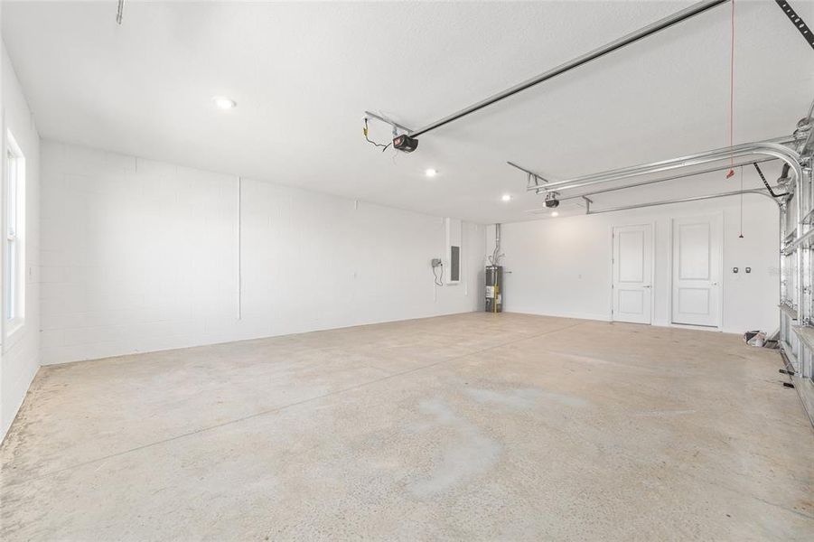 Spacious, unfurnished interior of a new home in , Ocala (Image 42).