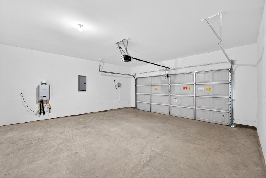 Spacious, unfurnished interior of a new home in Grand Pines, Magnolia (Image 19).