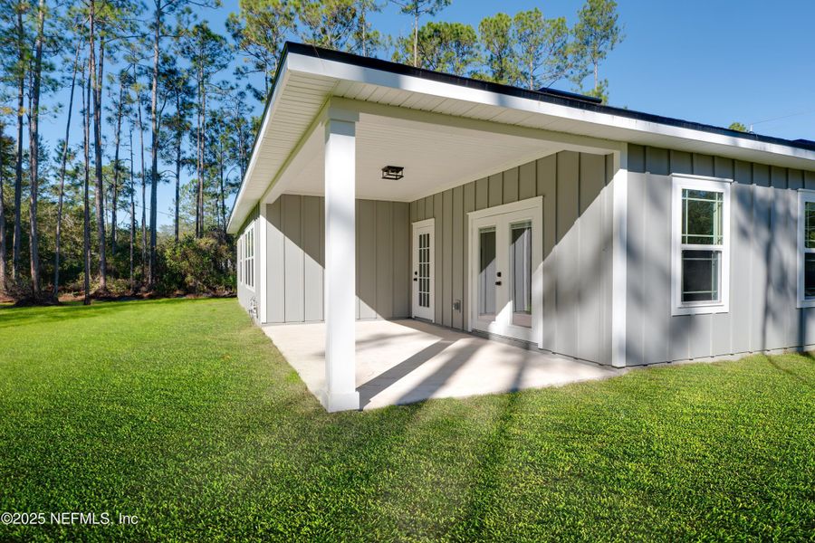 Exterior details and patio area of a home in , Middleburg (Image 4).