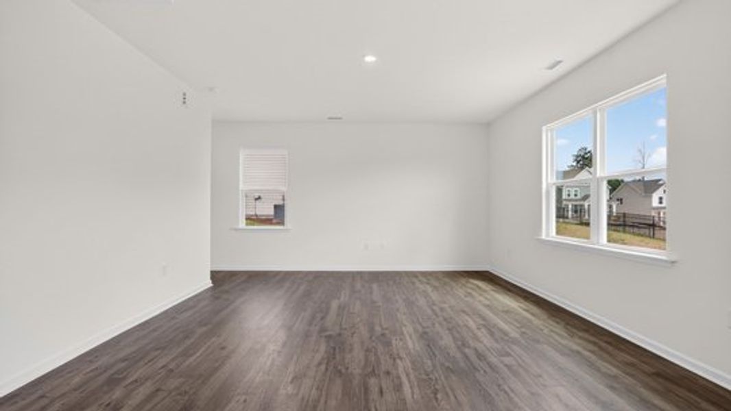 Spacious, unfurnished interior of a new home in Shahbain Reserve, Raeford (Image 20).