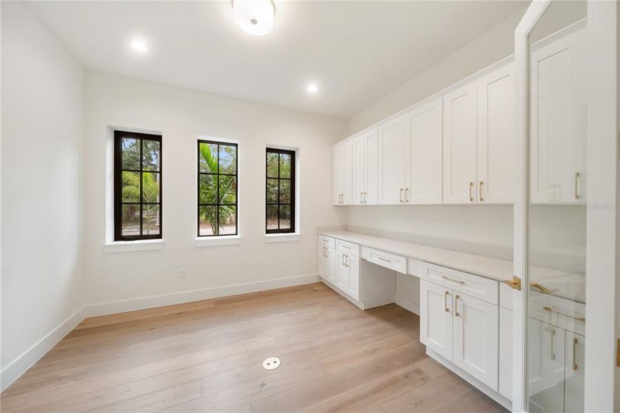 Spacious, unfurnished interior of a new home in , Sarasota (Image 71).