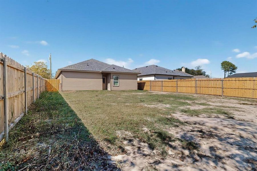 Exterior details and patio area of a home in , Terrell (Image 4).