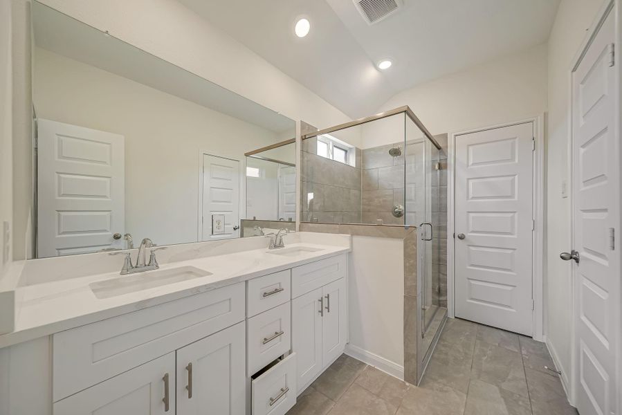 Hollywood Bath with 2 sinks!