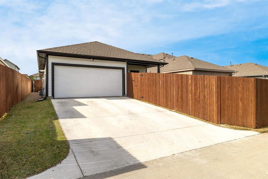 Exterior details and patio area of a home in The Overlook, Fort Worth (Image 26).