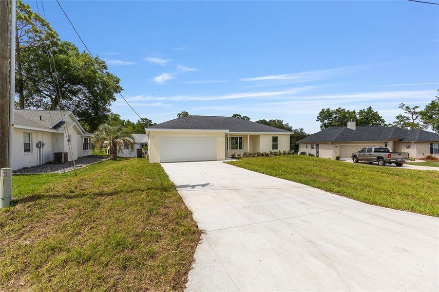 Exterior details and patio area of a home in , Ocklawaha (Image 15).