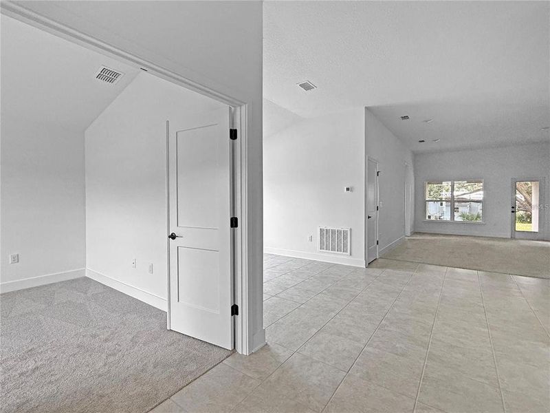 Spacious, unfurnished interior of a new home in Arbor Park, Leesburg (Image 9).