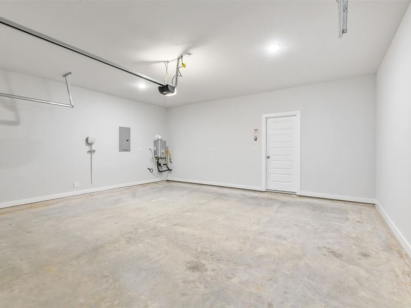 Spacious, unfurnished interior of a new home in Lakes at Black Oak, Magnolia (Image 34).