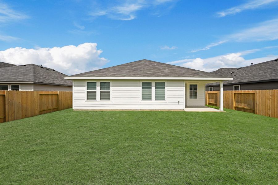 Exterior details and patio area of a home in Silverthorne, Conroe (Image 4).