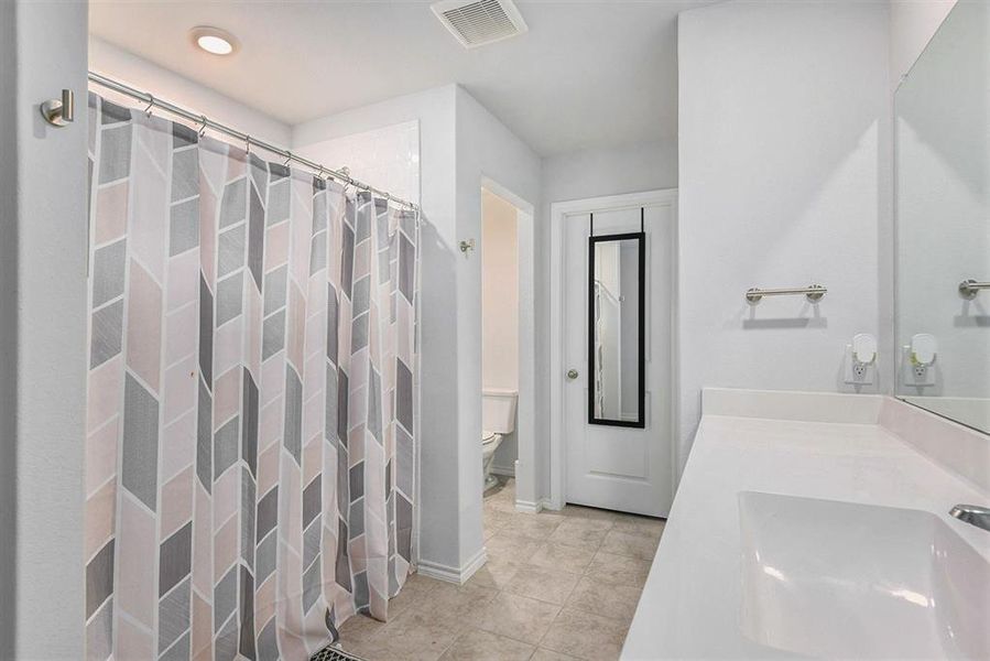 Furnished interior view inside a new home in , Fort Worth (Image 8).