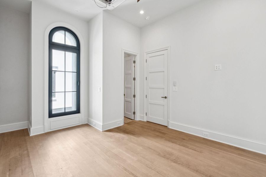 Spacious, unfurnished interior of a new home in , Charleston (Image 23).