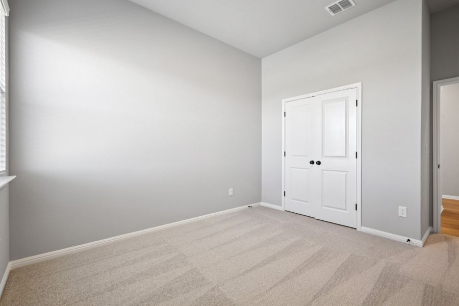 Spacious, unfurnished interior of a new home in Porter Country, Buda (Image 34).