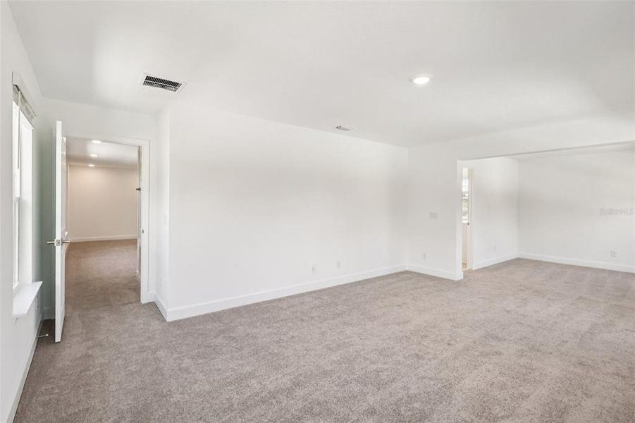 Spacious, unfurnished interior of a new home in Harrell Oaks, Orlando (Image 17).